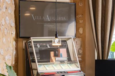 Statue en pierre représentant une femme tenant des épis de blé, placée au centre d'un bassin dans un jardin verdoyant.