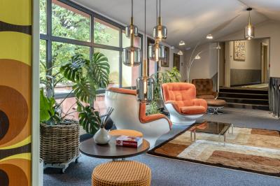 Statue en pierre représentant une femme tenant des épis de blé, placée au centre d'un bassin dans un jardin verdoyant.