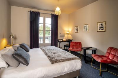 Statue en pierre représentant une femme tenant des épis de blé, placée au centre d'un bassin dans un jardin verdoyant.