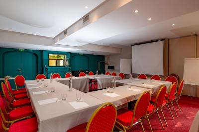 Statue en pierre représentant une femme tenant des épis de blé, placée au centre d'un bassin dans un jardin verdoyant.