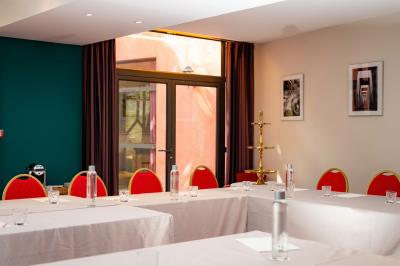 Statue en pierre représentant une femme tenant des épis de blé, placée au centre d'un bassin dans un jardin verdoyant.