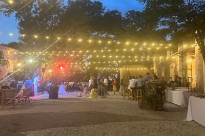 Chambre lumineuse avec deux lits simples, un bureau, une armoire en bois et une fenêtre donnant sur un jardin.