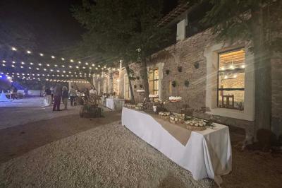 Chambre lumineuse avec deux lits simples, un bureau, une armoire en bois et une fenêtre donnant sur un jardin.