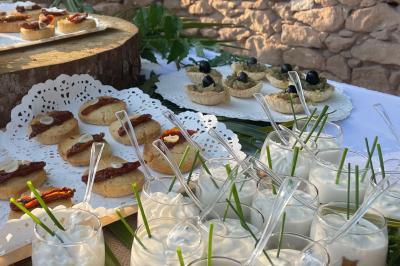 Chambre lumineuse avec deux lits simples, un bureau, une armoire en bois et une fenêtre donnant sur un jardin.