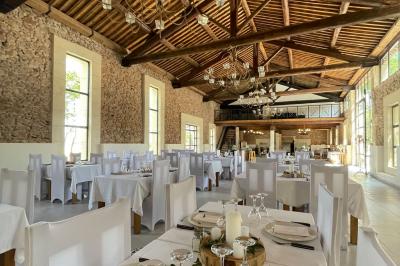 Chambre lumineuse avec deux lits simples, un bureau, une armoire en bois et une fenêtre donnant sur un jardin.