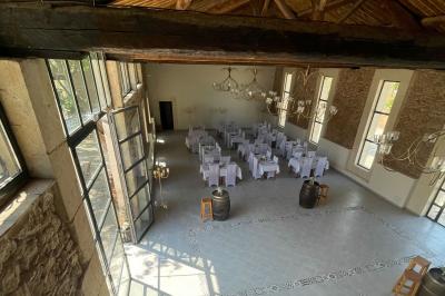 Chambre lumineuse avec deux lits simples, un bureau, une armoire en bois et une fenêtre donnant sur un jardin.