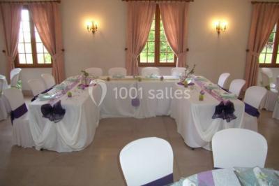 Miniature Location salle Saint-Aubin-sur-Gaillon (Eure) - Château de Beauchêne #7 Cheminée en pierre avec poutres en bois apparentes, ornée d'une composition florale dans une pièce lumineuse.