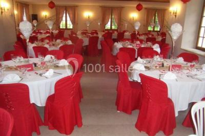Miniature Location salle Saint-Aubin-sur-Gaillon (Eure) - Château de Beauchêne #8 Cheminée en pierre avec poutres en bois apparentes, ornée d'une composition florale dans une pièce lumineuse.