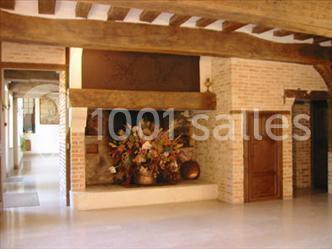 Miniature Location salle Saint-Aubin-sur-Gaillon (Eure) - Château de Beauchêne #14 Cheminée en pierre avec poutres en bois apparentes, ornée d'une composition florale dans une pièce lumineuse.