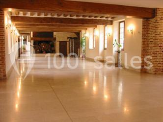 Miniature Location salle Saint-Aubin-sur-Gaillon (Eure) - Château de Beauchêne #12 Cheminée en pierre avec poutres en bois apparentes, ornée d'une composition florale dans une pièce lumineuse.