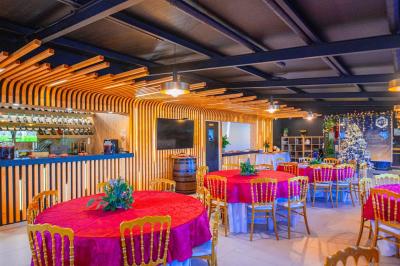 Plateaux de charcuterie et de fromages variés disposés sur une table avec des accompagnements en petits bols.