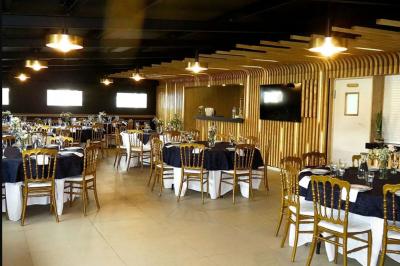 Plateaux de charcuterie et de fromages variés disposés sur une table avec des accompagnements en petits bols.