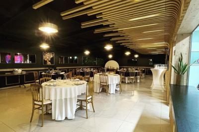 Plateaux de charcuterie et de fromages variés disposés sur une table avec des accompagnements en petits bols.