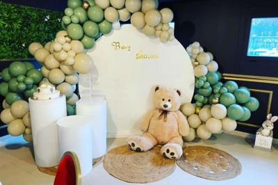 Plateaux de charcuterie et de fromages variés disposés sur une table avec des accompagnements en petits bols.