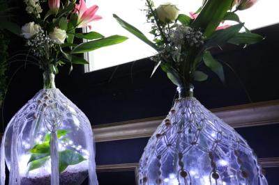 Plateaux de charcuterie et de fromages variés disposés sur une table avec des accompagnements en petits bols.