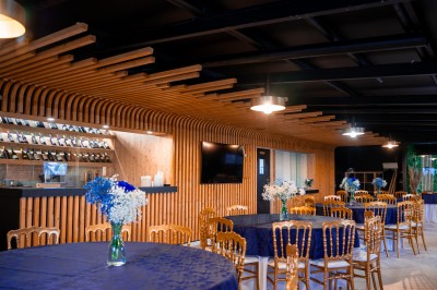 Miniature Location salle Épinay-sous-Sénart (Essonne) - Gaia #4 Parking extérieur avec des places alternant pavés et gazon, entouré de bâtiments et d'arbres par temps brumeux.