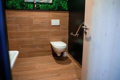 Miniature Location salle Épinay-sous-Sénart (Essonne) - Gaia #14 Parking extérieur avec des places alternant pavés et gazon, entouré de bâtiments et d'arbres par temps brumeux.