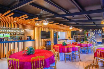 Centre de table avec une carafe d'eau, un vase contenant une bougie flottante, des fleurs blanches et un numéro 3 en bois.