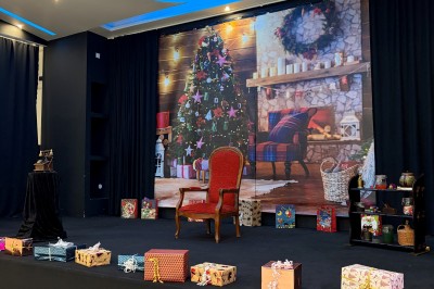 Miniature Location salle Artigues-près-Bordeaux (Gironde) - Espace Descartes Réceptions #23 Bar mobile blanc décoré de fleurs et de verres suspendus, installé en extérieur sous une tente près d'un espace arboré.