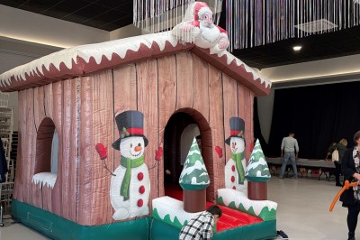 Miniature Location salle Artigues-près-Bordeaux (Gironde) - Espace Descartes Réceptions #25 Bar mobile blanc décoré de fleurs et de verres suspendus, installé en extérieur sous une tente près d'un espace arboré.