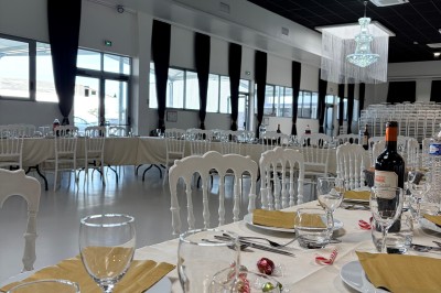 Miniature Location salle Artigues-près-Bordeaux (Gironde) - Espace Descartes Réceptions #28 Bar mobile blanc décoré de fleurs et de verres suspendus, installé en extérieur sous une tente près d'un espace arboré.