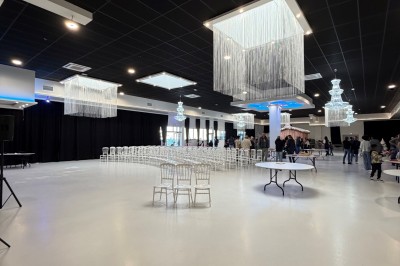 Miniature Location salle Artigues-près-Bordeaux (Gironde) - Espace Descartes Réceptions #30 Bar mobile blanc décoré de fleurs et de verres suspendus, installé en extérieur sous une tente près d'un espace arboré.