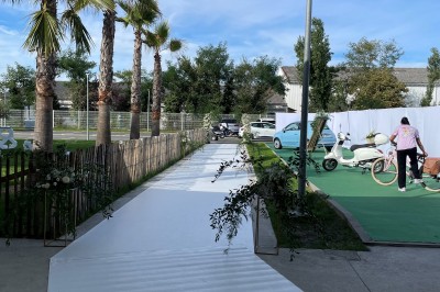 Miniature Location salle Artigues-près-Bordeaux (Gironde) - Espace Descartes Réceptions #32 Bar mobile blanc décoré de fleurs et de verres suspendus, installé en extérieur sous une tente près d'un espace arboré.