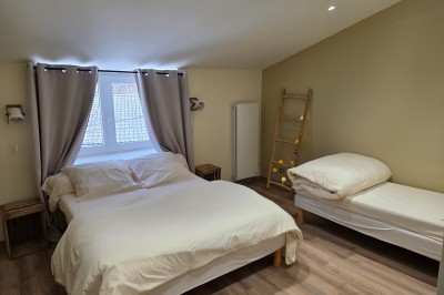 Salle de bain moderne avec douche à l'italienne, paroi vitrée, meuble vasque blanc et carrelage beige et marron.