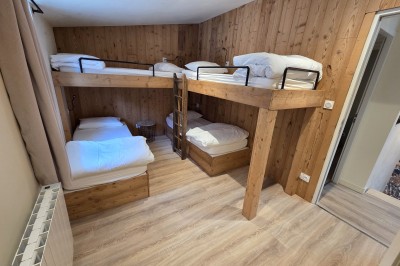 Salle de bain moderne avec douche à l'italienne, paroi vitrée, meuble vasque blanc et carrelage beige et marron.