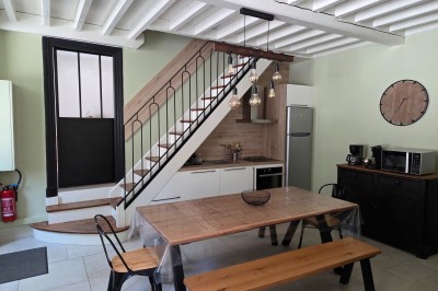 Salle de bain moderne avec douche à l'italienne, paroi vitrée, meuble vasque blanc et carrelage beige et marron.