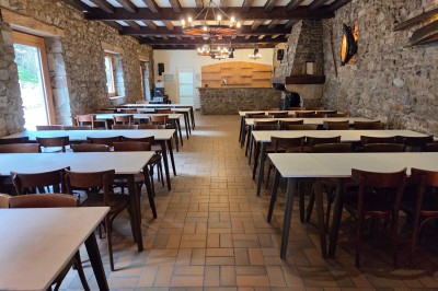Salle de bain moderne avec douche à l'italienne, paroi vitrée, meuble vasque blanc et carrelage beige et marron.