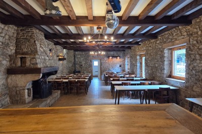 Salle de bain moderne avec douche à l'italienne, paroi vitrée, meuble vasque blanc et carrelage beige et marron.
