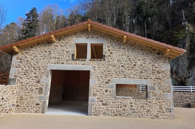 Salle de bain moderne avec douche à l'italienne, paroi vitrée, meuble vasque blanc et carrelage beige et marron.