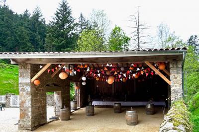 Salle de bain moderne avec douche à l'italienne, paroi vitrée, meuble vasque blanc et carrelage beige et marron.