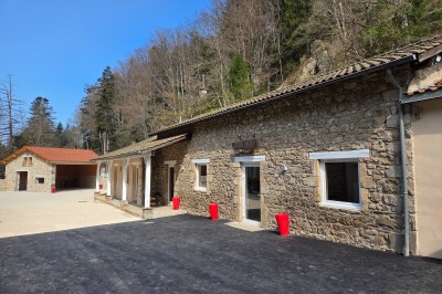 Salle de bain moderne avec douche à l'italienne, paroi vitrée, meuble vasque blanc et carrelage beige et marron.