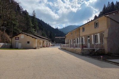 Salle de bain moderne avec douche à l'italienne, paroi vitrée, meuble vasque blanc et carrelage beige et marron.