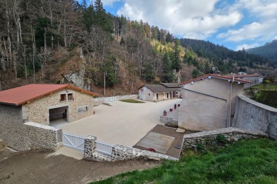 Salle de bain moderne avec douche à l'italienne, paroi vitrée, meuble vasque blanc et carrelage beige et marron.