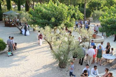 Une cavalière en tenue traditionnelle guide un cheval blanc dans une arène devant un public attentif.