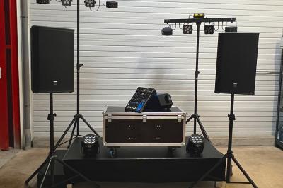 Miniature Sono Vendée #2 Salle de réception avec éclairage coloré, tables hautes et écran de projection au fond.