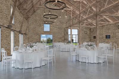 Échelle en bois décorée de bouteilles en verre marron, fleurs séchées et cadre sur fond de mur en pierre.