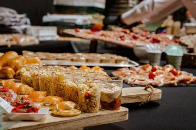 Salle de détente avec fauteuils variés, table basse, tapis géométrique et éclairage tamisé.
