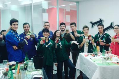 Deux femmes observent un élément lumineux dans un décor naturel avec des plantes et des rochers roses.