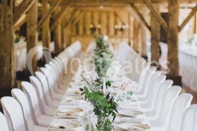 Salle de bain avec lavabo moderne, douche vitrée et miroir, dans une pièce aux poutres apparentes en bois.