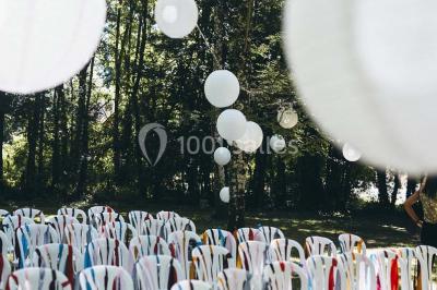 Salle de bain avec lavabo moderne, douche vitrée et miroir, dans une pièce aux poutres apparentes en bois.