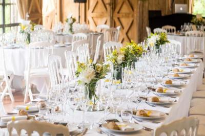 Salle de bain avec lavabo moderne, douche vitrée et miroir, dans une pièce aux poutres apparentes en bois.