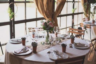 Salle de bain avec lavabo moderne, douche vitrée et miroir, dans une pièce aux poutres apparentes en bois.