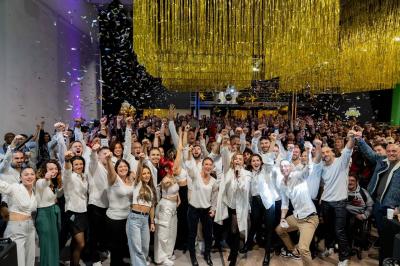 Buffet varié avec verrines, pains, charcuteries et amuse-bouches disposés sur une table noire.