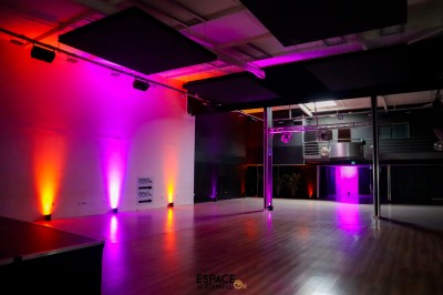 Buffet varié avec verrines, pains, charcuteries et amuse-bouches disposés sur une table noire.