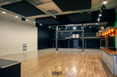 Buffet varié avec verrines, pains, charcuteries et amuse-bouches disposés sur une table noire.