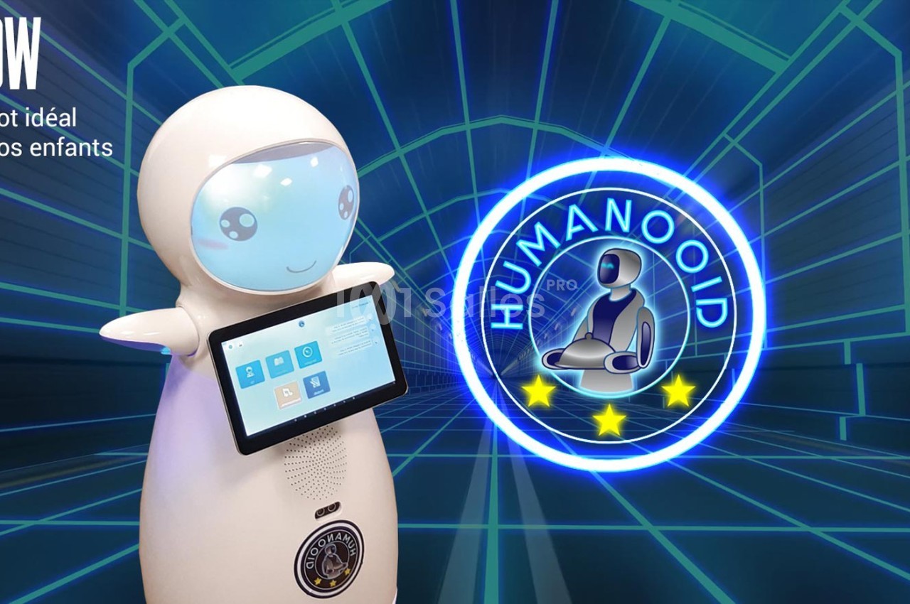 Robot blanc avec écran tactile affichant des icônes, devant un tunnel lumineux et un logo ’Humanoid’ avec trois étoiles.
